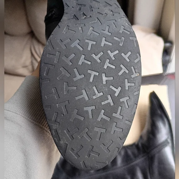 Tahari RUPERT Black Leather Upper Shoes.New Condition - Picture 5 of 9